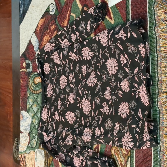 4 items one Price ( 3 Tops & 1 Sweater) - Picture 3 of 12